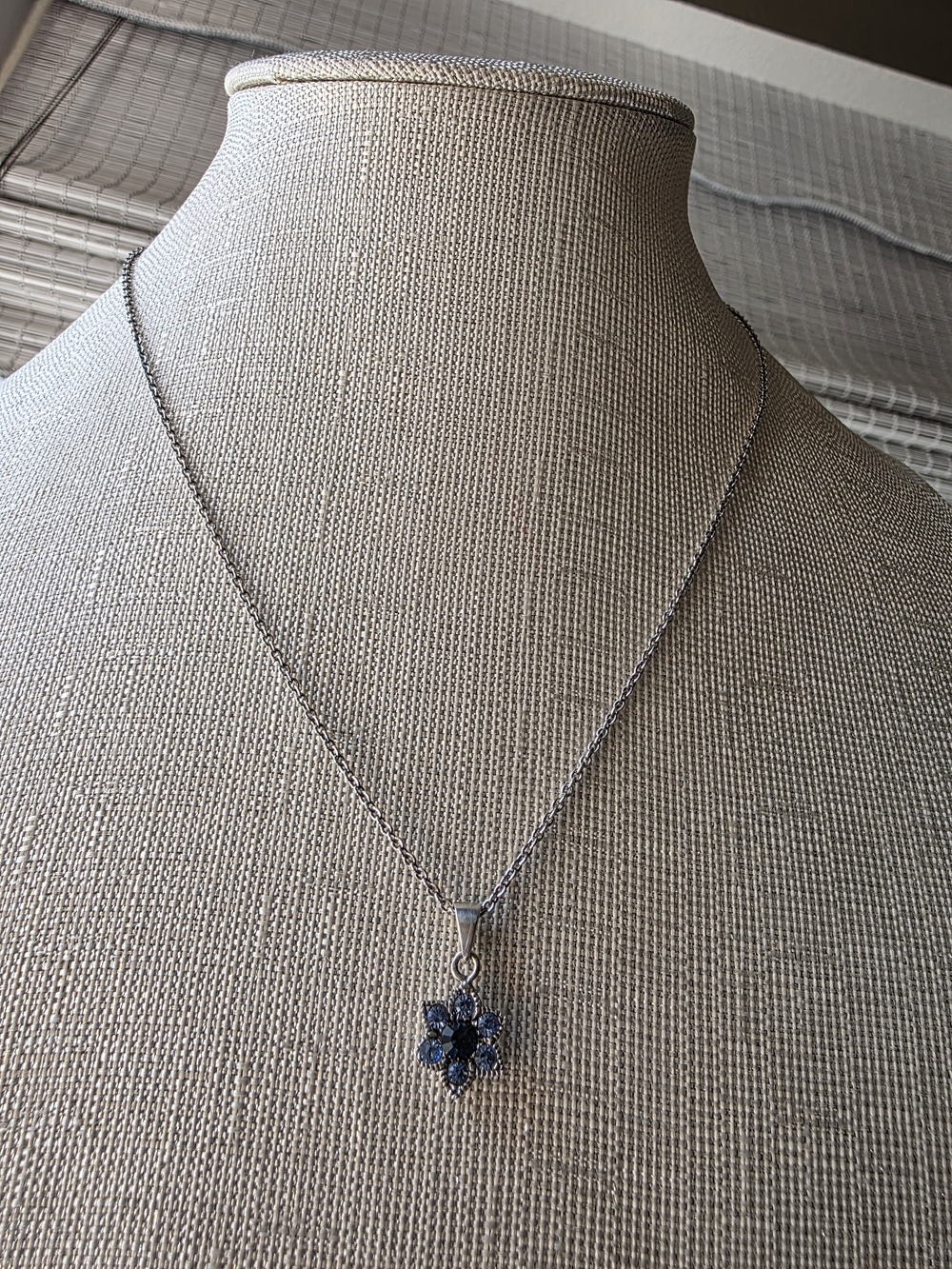925 delicate, vintage-inspired flower cluster 16" pendant necklace - Picture 8 of 15